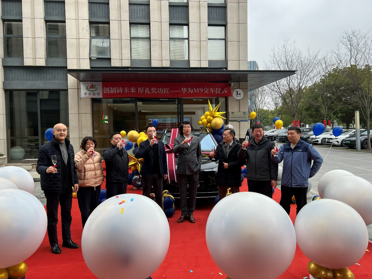 创造铸将来 厚礼奖功匠 “8827太阳集团创新奖”交车典礼在松江办公区进行